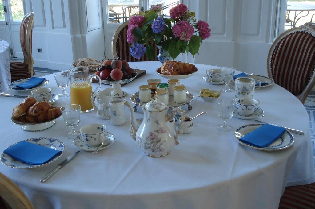 Bed and Breakfast Chateau De La Madeleine Pressagny-lʼOrgeuilleux Exterior foto