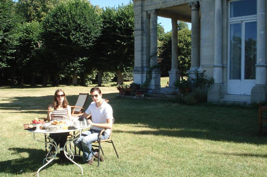 Bed and Breakfast Chateau De La Madeleine Pressagny-lʼOrgeuilleux Exterior foto